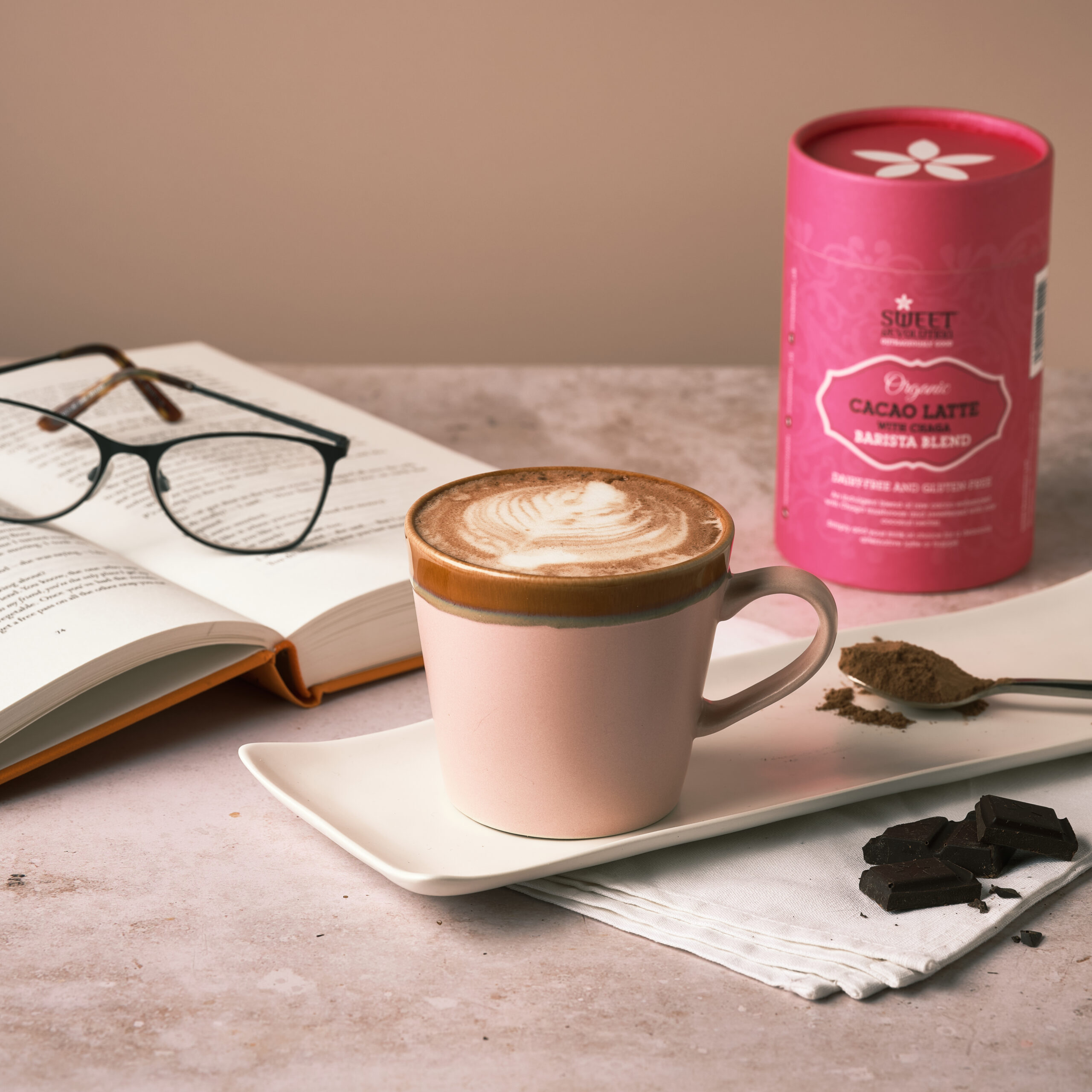 Lifestyle – Cacao Latte with tub